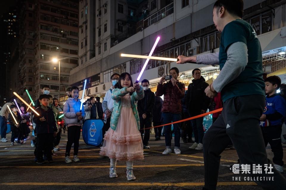 中國香港光劍擊劍總會在「光劍攻殼@深水埗」的活動，有教市民擊劍的環節。
