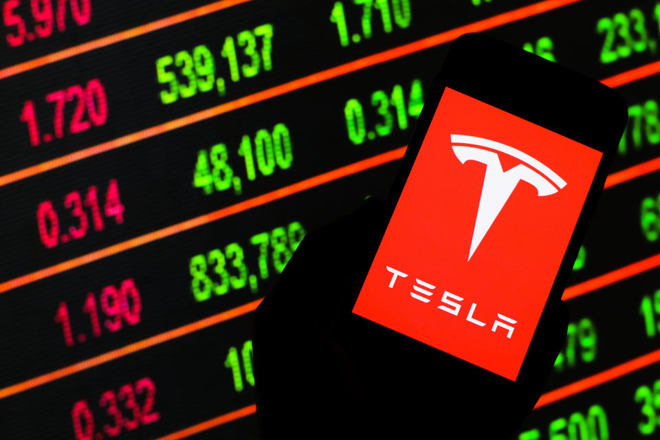 División de acciones de Apple y Tesla dan grandes ganancias. Foto: Photo by Filip Radwanski/SOPA Images/LightRocket via Getty Images. 