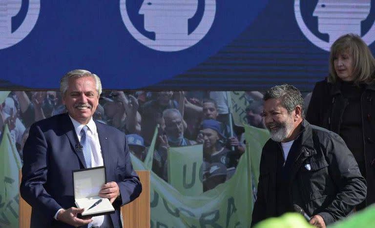 Alberto Fernández recibe la lapicera que le regaló Gerardo Martínez en el acto de la Uocra, en Esteban Echeverría, en mayo