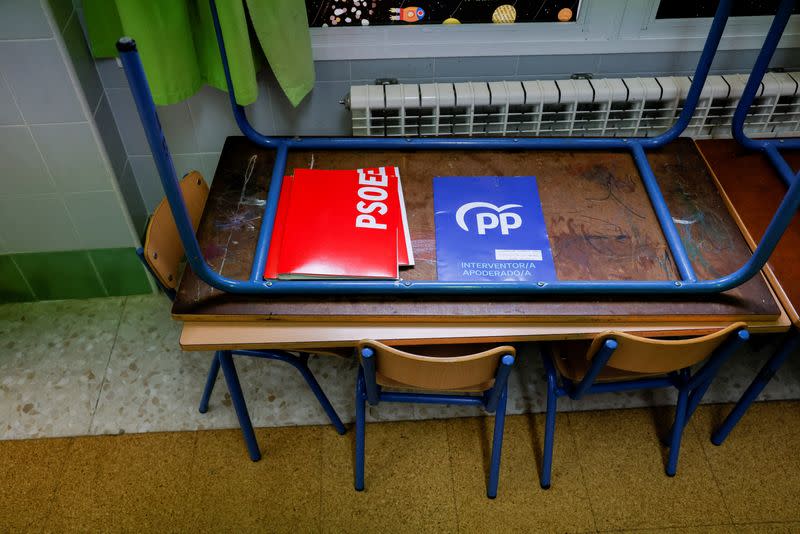 FOTO DE ARCHIVO. Carpetas del Partido Socialista Obrero Español (PSOE) y el Partido Popular (PP) en una mesa en un colegio electoral durante las elecciones locales, en Ronda, Andalucía, España