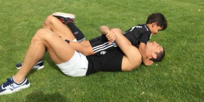 Cristiano Jr aprende a hacer abdominales con su padre. Foto: L'Equipe