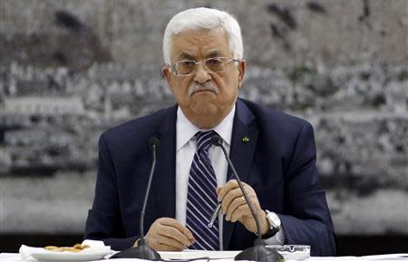 Palestinian President Mahmoud Abbas attends a meeting with Palestinian leaders in the West Bank city of Ramallah in this April 1, 2014 file picture. REUTERS/ Mohamad Torokman/Files