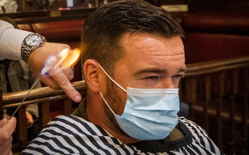 Face masks during haircuts are not mandatory in England