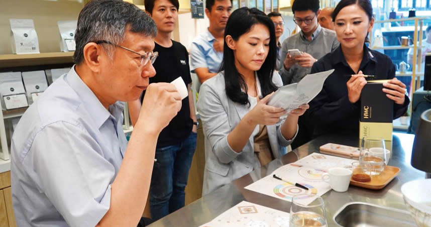 台北市長柯文哲曾在台中黑沃門市嘗試林佩霓獨創的「問診技術」，品味適合自己的咖啡。（圖／黑沃咖啡提供）