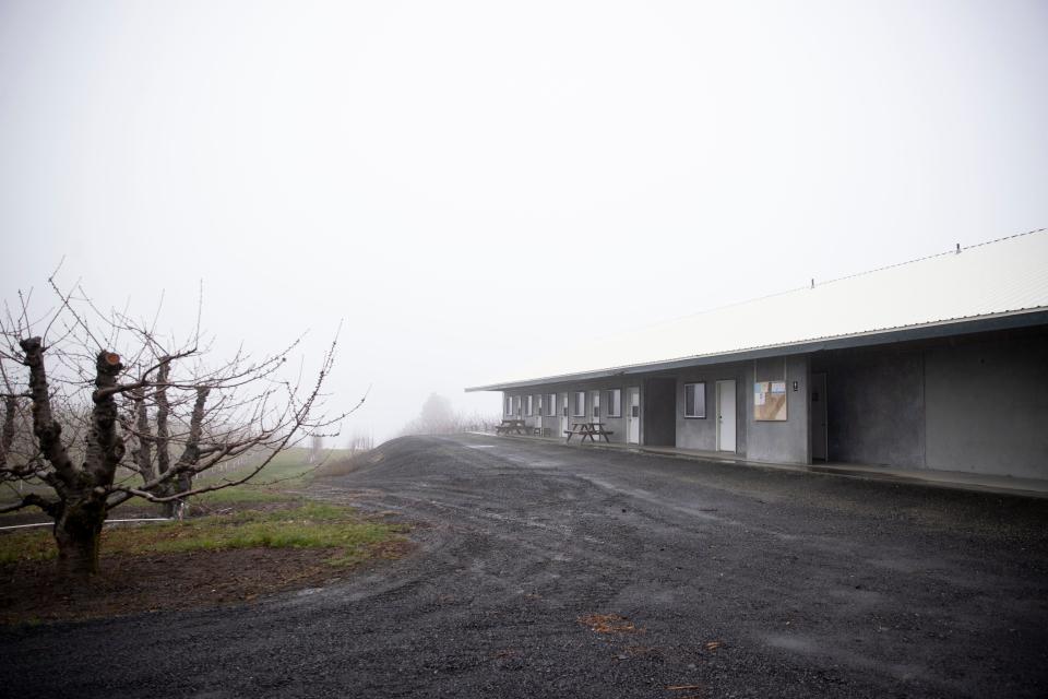 El campamento de la parte inferior de High Rolls Ranch cuenta con hogares para familias y personas individuales durante la cosecha de cerezas, el 7 de abril de 2023 en The Dalles, Oregon.