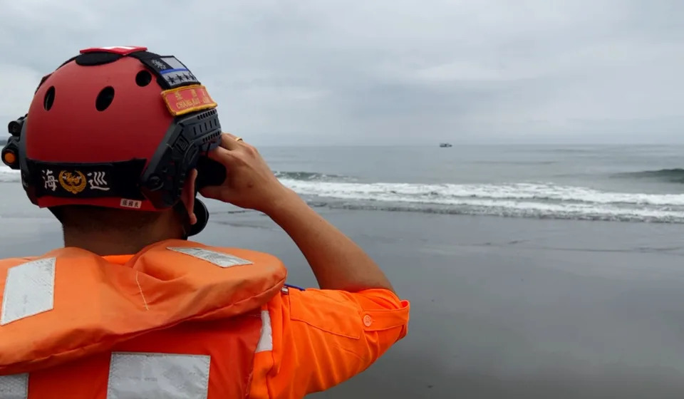 &#x0053f0;&#x006771;&#x006d77;&#x005de1;&#x007f72;18&#x0065e5;&#x004e2d;&#x005348;&#x0063a5;&#x007372;&#x00901a;&#x005831;&#x00ff0c;&#x006210;&#x00529f;&#x0093ae;&#x005c0f;&#x0099ac;&#x0090e8;&#x00843d;&#x006d77;&#x00908a;&#x006709;&#x004eba;&#x00906d;&#x006d77;&#x006d41;&#x005e36;&#x008d70;&#x00ff0c;&#x005728;&#x009644;&#x008fd1;&#x004f5c;&#x00696d;&#x007684;&#x00660c;&#x0052dd;&#x00865f;&#x006f01;&#x008239;&#x009ad8;&#x0059d3;&#x008239;&#x009577;&#x00807d;&#x005230;&#x006f01;&#x00696d;&#x0096fb;&#x0053f0;&#x00547c;&#x007c72;&#x008d95;&#x005f80;&#x006551;&#x0063f4;&#x00ff0c;&#x006c92;&#x0060f3;&#x005230;&#x006551;&#x008d77;&#x007684;&#x00662f;&#x0081ea;&#x005df1;&#x005152;&#x005b50;&#x003002;&#x005716;&#x0070ba;&#x006d77;&#x005de1;&#x007f72;&#x004eba;&#x0054e1;&#x005728;&#x005354;&#x008abf;&#x006551;&#x0063f4;&#x004f5c;&#x00696d;&#x003002;&#x00ff08;&#x004e2d;&#x00592e;&#x00793e;&#x00ff09;