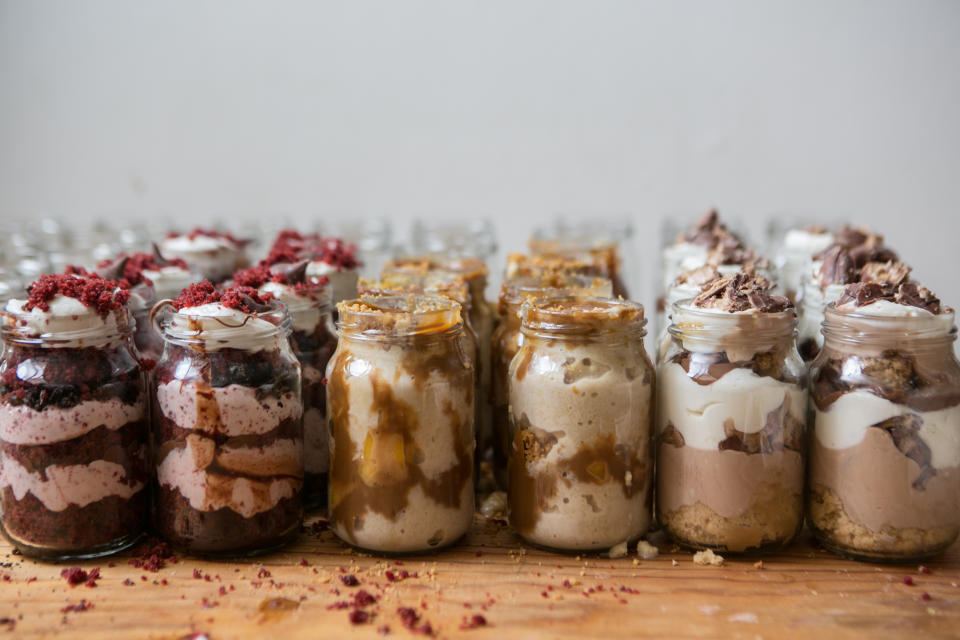 David Ayala-Alfonso, al centro, y Andrea Ferrero empacan sus pasteles y brownies en Ciudad de México. Recientemente contrataron a Yorely Valero, a la izquierda, para ayudarlos en el negocio. (Meghan Dhaliwal/The New York Times)