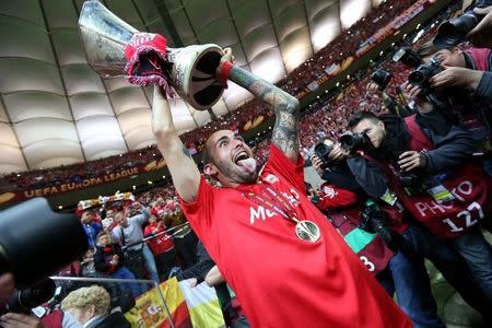 Sevilla's Aleix Vidal celebrates with the trophy after winning the UEFA Europa League Final Reuters / Eddie Keogh - RTX1EUBD