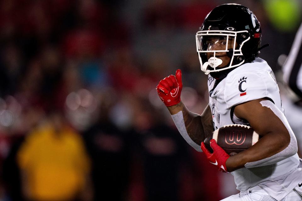 Cincinnati Bearcats running back Corey Kiner (21) runs for a first down in the second quarter in the 24-14 win at Houston. The Bearcats are at West Virginia this week, a school that tried to recruit Kiner.