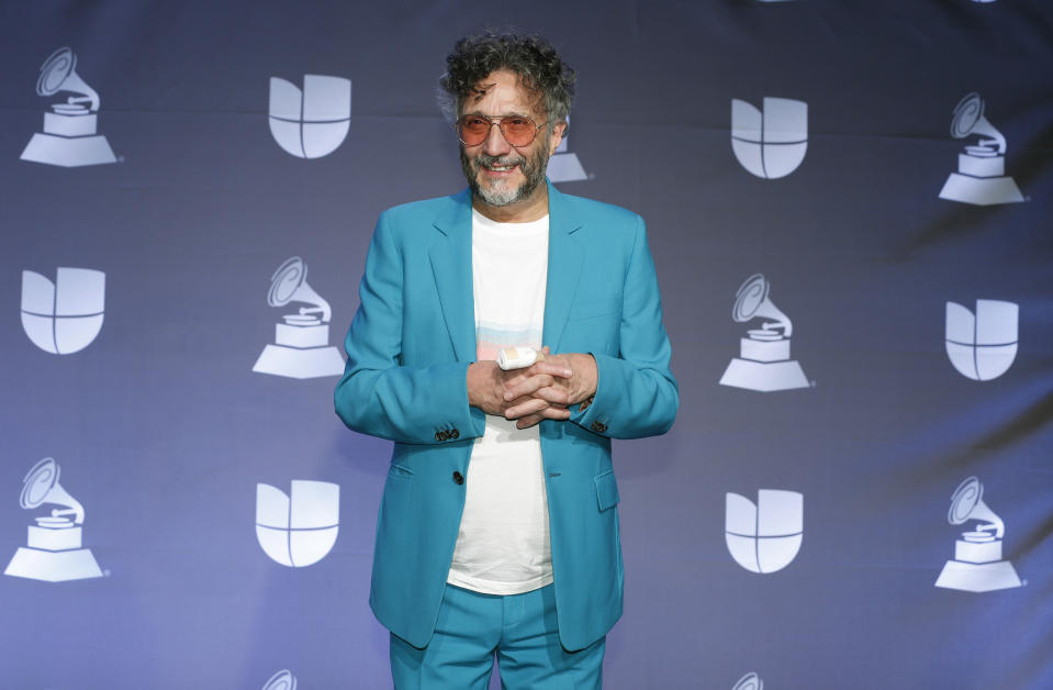 ARCHIVO - El rockero argentino Fito Páez posa en la sala de prensa durante la ceremonia de los Latin Grammy, el 14 de noviembre de 2019 en Las Vegas. Páez está nominado al Grammy al mejor álbum latino de rock o música alternativa por "La conquista del espacio". La ceremonia de premios es el 14 de marzo de 2021. (Foto por Eric Jamison/Invision/AP, Archivo)