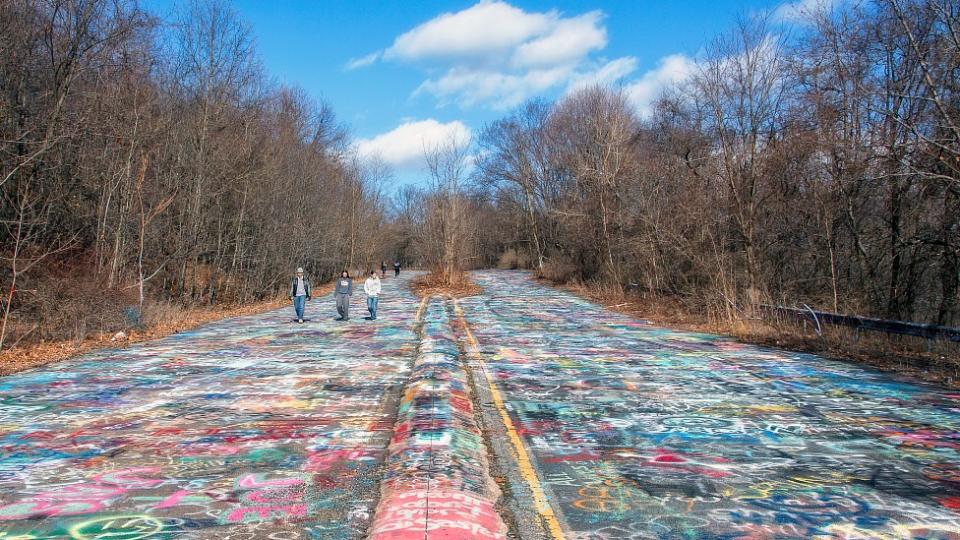 Carretera abandonada que conducía a Centralia y está cubierta de grafiti.