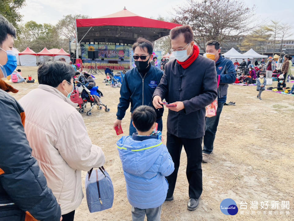 2023花在彰化野餐日歡樂登場，副縣長林田富與民眾快樂野餐。圖／彰化縣政府提供