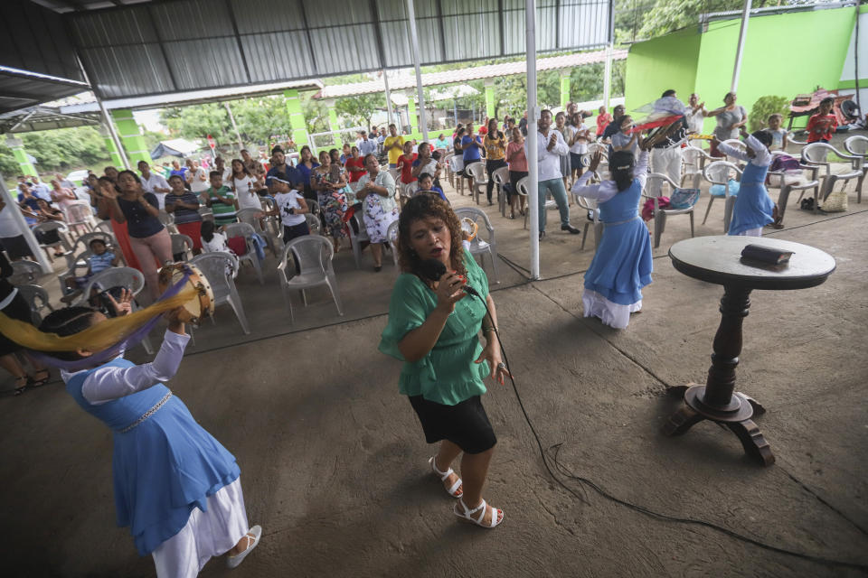 Acto de canto y baile durante un servicio en la iglesia evangélica Oasis de Paz de Managua el 16 de agosto del 2020. (AP Photo/Alfredo Zuniga)