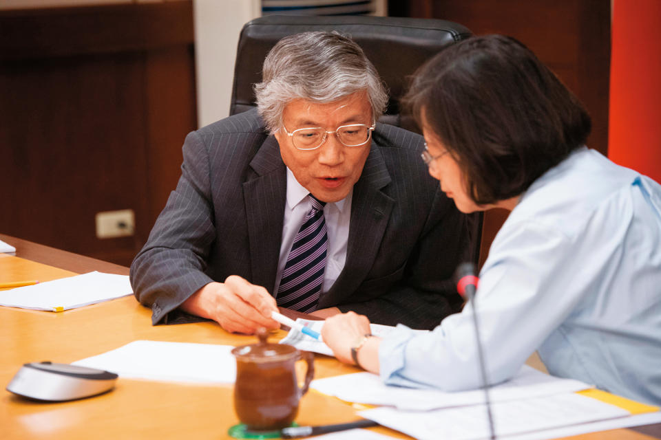 辜朝明（左）是野村證券首席經濟學家，以台裔美籍身分活躍於美、日、台3地。（翻攝總統府flickr）