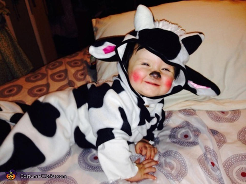 <a href="http://www.costume-works.com/costumes_for_babies/baby_cow.html" target="_blank">via Costume Works </a>