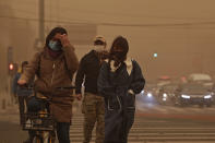 <p>La capitale cinese si è svegliata in una inquietante nebbia giallastra. E' il risultato dello smog e della più grande tempesta di sabbia - arrivata dalla Mongolia - che ha investito la metropoli in quasi un decennio. (AP Photo/Andy Wong)</p> 