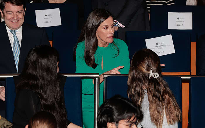 Doña Letizia hablando con unas chicas 