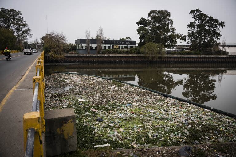 La basura se acumula a la vera de los cauces de agua; en este caso, se trata de la Pista Nacional de Remo