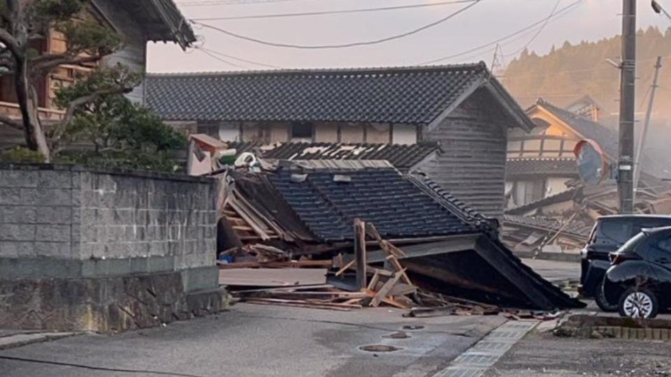 強烈地震導致房屋倒塌。（圖／翻攝自@N_tawashi_Y推特）