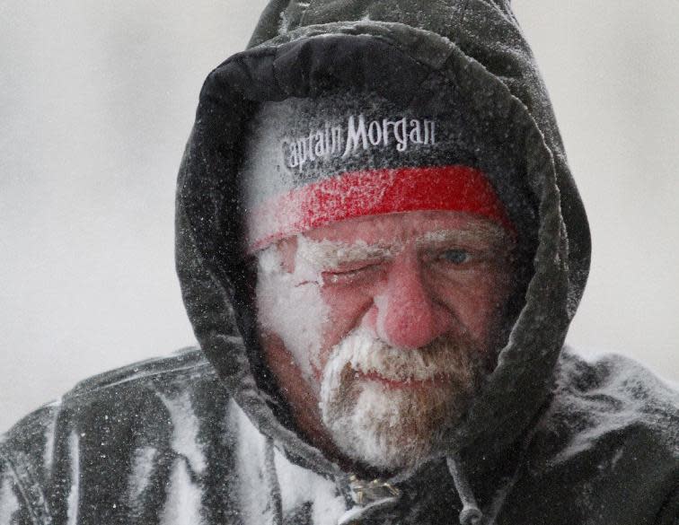 Allan Umscheid, propietario de Yards By Al en Lawrence, Kansas, siente el fuerte frío y la nieve en el rostro mientras usa su barredoras de nieve a primeras horas del domingo 5 de enero de 2014. (Foto AP/The Journal-World, Mike Yoder)