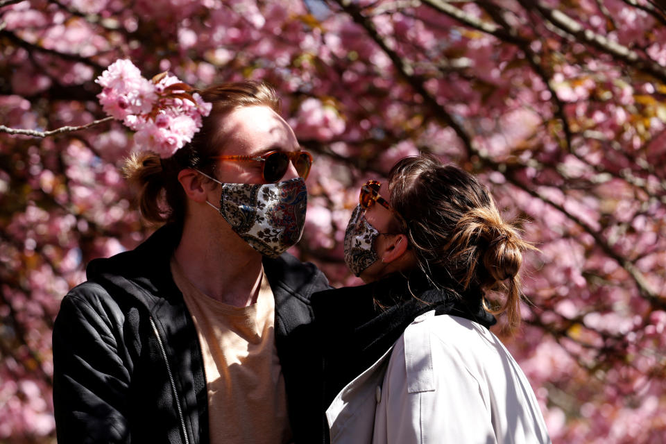 Auch mit Maske geht einiges - in einem Berliner Park (Bild: REUTERS/Michele Tantussi)