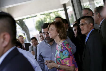 Lucrecia Marroquin, (C), wife of Guatemalan lawyer Francisco Palomo, reacts next to a crime scene where her husband was shot dead in Guatemala City, June 3, 2015. REUTERS/Jorge Dan Lopez