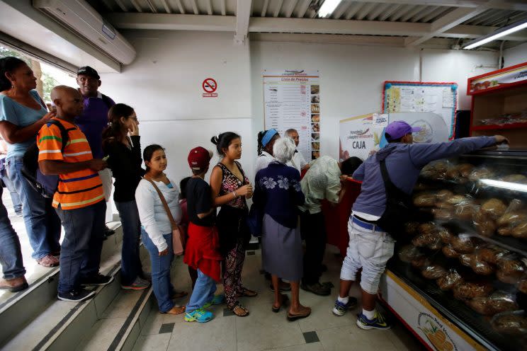 People buy bread at a state-run bakery in Caracas, Venezuela, in June 2016. (Photo: Mariana Bazo/Reuters)