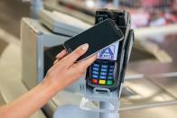 Bereits jetzt bietet Aldi Nord bundesweit in allen Filialen das kontaktlose Bezahlen an. Die Übertragung der erforderlichen Daten von Maestro-Karte oder Smartphone erfolgt mithilfe der sogenannten Near-Field-Communication-Technologie (NFC).