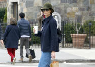 <p>La ex de Tom Cruise salió a la calle el 1 de marzo con un elegante y discreto sombrero verde. (Foto: Gtres). </p>