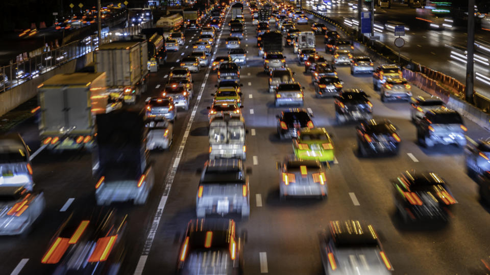 Este estudio reciente profundiza sobre como los valores de presión arterial se ven afectados por la contaminación causada por el tráfico vehicular. (Getty Creative)