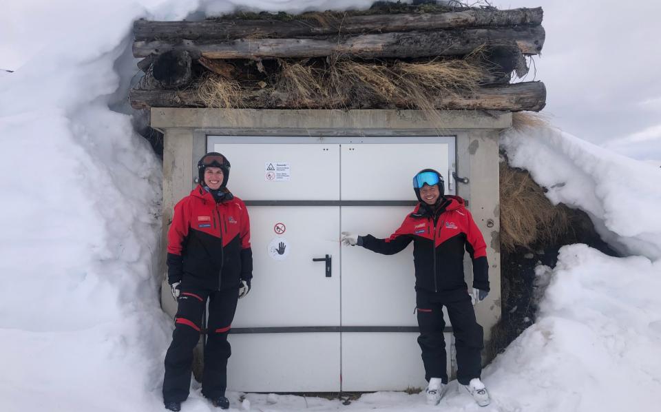 Οι δύο περιπολίες πιστών René Schmid και Julia Margard μπροστά από το καταφύγιο της χιονοστιβάδας