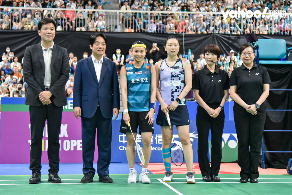 副總統賴清德（左2）今天來台北羽球公開賽觀賽，與台灣羽球一姐戴資穎（左3）合照。（呂權紘／攝）