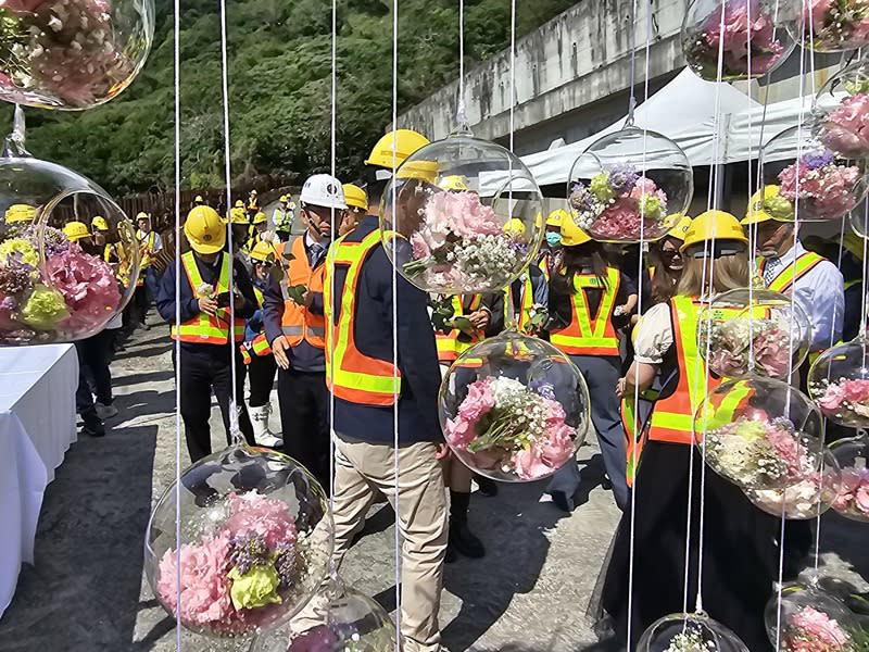 太魯閣號事故追思會（2） 台鐵2日在太魯閣號408次列車事故地舉辦3週年追思 會，台鐵人員、家屬獻花，並在留言板寫上滿滿的思 念和鼓勵。 （民眾提供） 中央社記者盧太城台東傳真  113年4月2日 