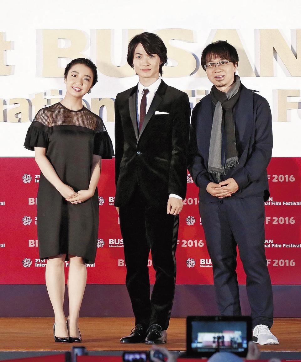 新海誠（右起）去年帶著為男女主角配音的神木隆之介、上白石萌音兩位演員，在釜山影展宣傳動畫電影《你的名字》。（東方IC）