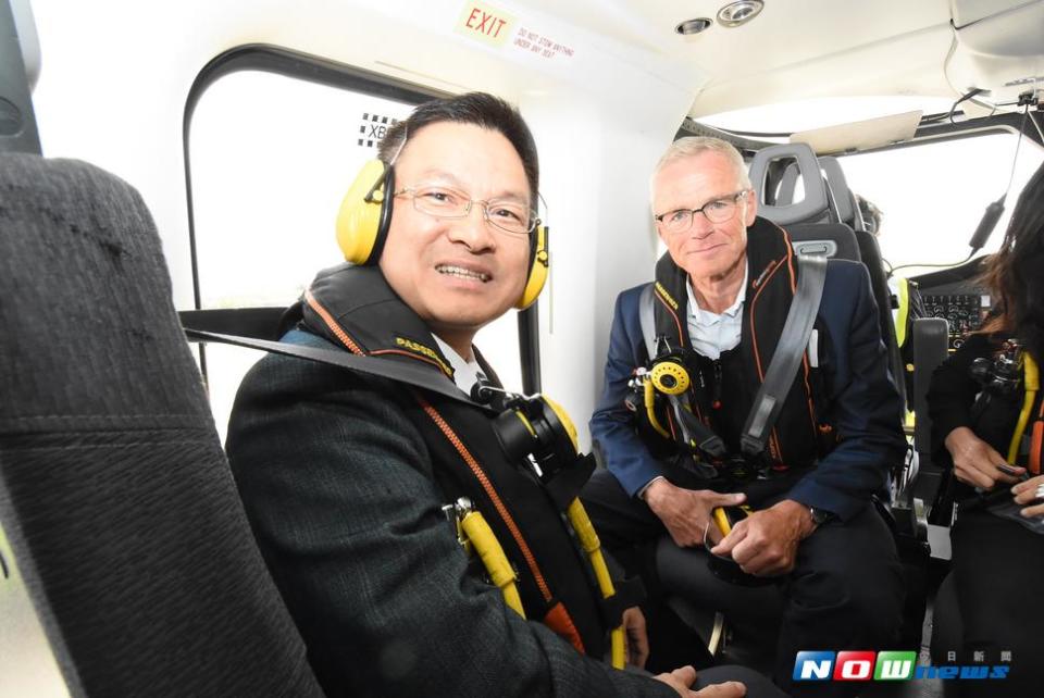 彰化縣長魏明谷與董事長搭乘直升機實地觀察風場。（圖／記者陳雅芳翻攝，2017.8.7）