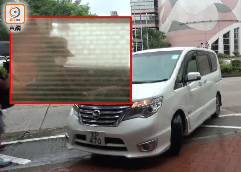 一輛白色私家車抵達警署，有指車內是當天其中1名女舞蹈員。(趙瑞麟攝)
