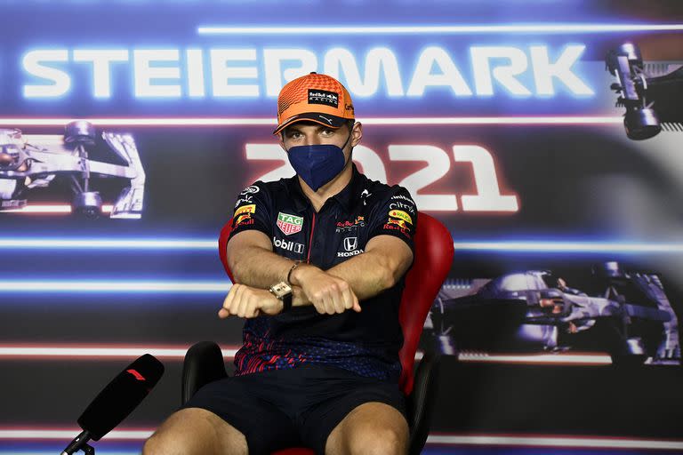 Max Verstappen bromea durante la conferencia de prensa del Gran Premio de Estiria; el neerlandés ganó en 2018 y 2019 en el circuito que es propiedad de Red Bull Racing