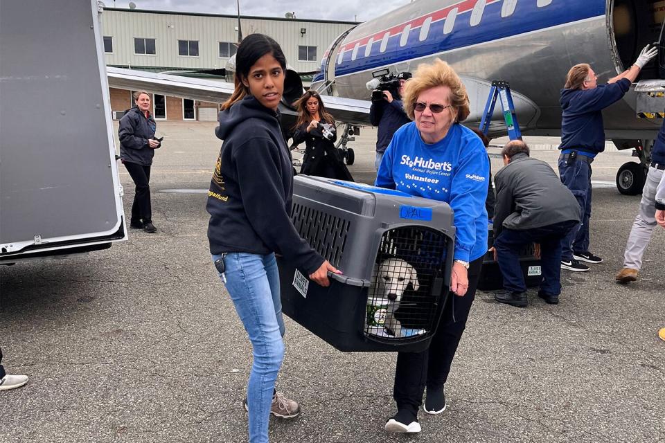 102022_Two Women Carrying Kennel_ ©GGC_Good Flight 10.2.22