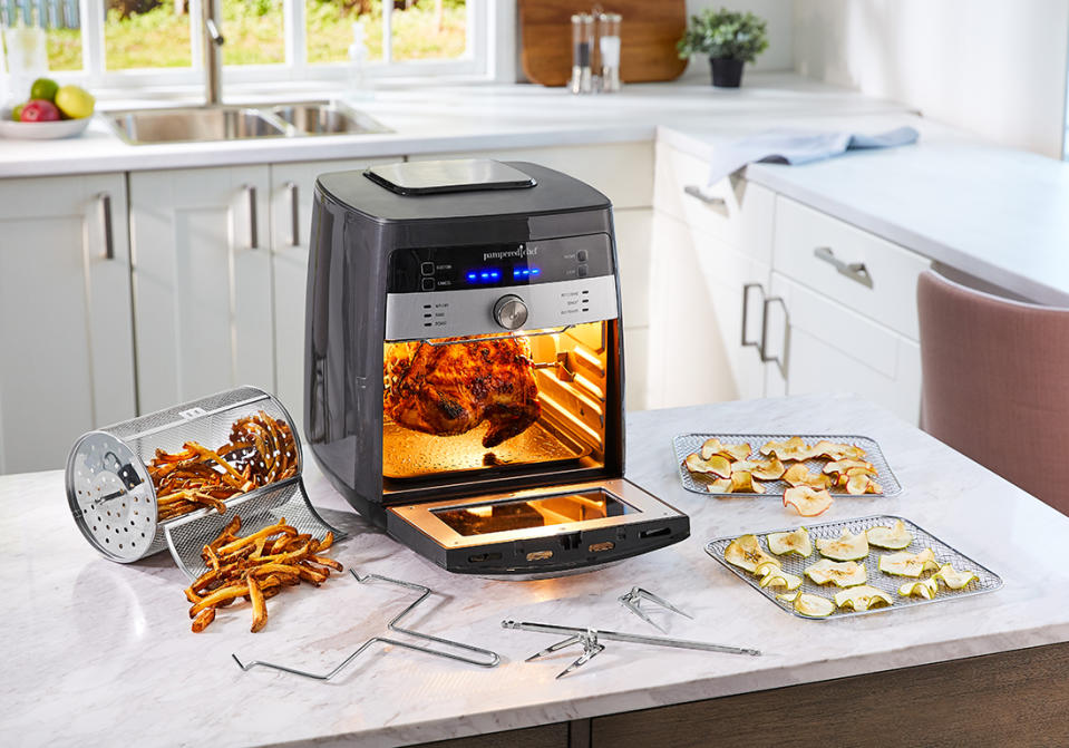 <p>Le air fryer n’en finit plus de nous séduire ! Mais si, le air fryer, c’est cet ustensile malin qui cuit à l’air tout ce qui est habituellement frit ! Bonne nouvelle, un nouveau venu débarque sur le marché et séduira celleux qui préfèrent les ustensiles combinés : le Deluxe Air Fryer de Pampered Chef. Un air fryer qui fait aussi rôtissoire (testé et approuvé) et déshydrateur. Contrairement aux autres produits disponibles en rayons qui ont une ouverture tiroir, ici, elle se fait comme sur un four classique, avec une porte qui est même amovible pour le nettoyage. Avec sa grande capacité de 11l, ses éléments qui passent au lave-vaisselle, et ses méthodes de cuisson multiples, n’en jetez plus, cet air fryer est parfait.</p><p>Deluxe Air Fryer Pampered Chef, 299€</p><p><a href="https://www.pamperedchef.eu/pws/frhomeoffice/store/FRO/catalog/HomeFR?bizname=frhomeoffice&BusinessName=frhomeoffice&OrderTypeId=FRO&" rel="nofollow noopener" target="_blank" data-ylk="slk:www.pamperedchef.eu;elm:context_link;itc:0;sec:content-canvas" class="link ">www.pamperedchef.eu</a></p><br>