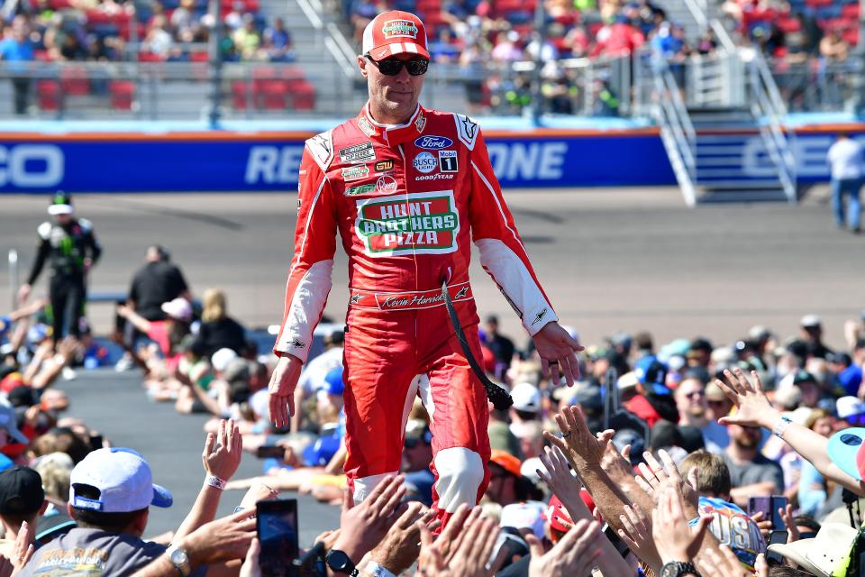 Kevin Harvick saluda a los fanáticos durante las presentaciones de los pilotos para la carrera de la NASCAR Cup Series en Phoenix Raceway el 12 de marzo de 2023.