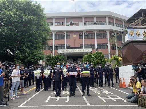 車隊尚未抵達前，樹林分局長就帶著100位同仁列隊等候。（圖／記者陳啟明攝）