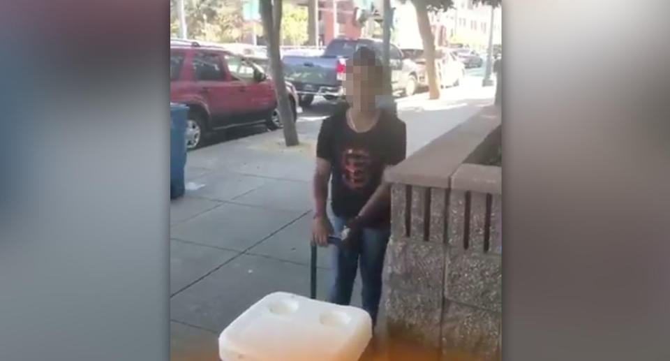 The young girl can be seen in a second video shared selling bottles of water from a cool box. Source: Twitter/ ethiopiangold