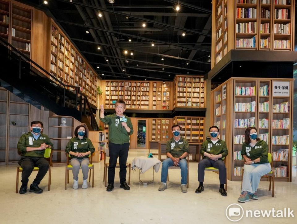 蔡其昌的媒體茶敘選在拾本書堂，這裡被讚譽為「大里最美打景點」。   唐復年/攝