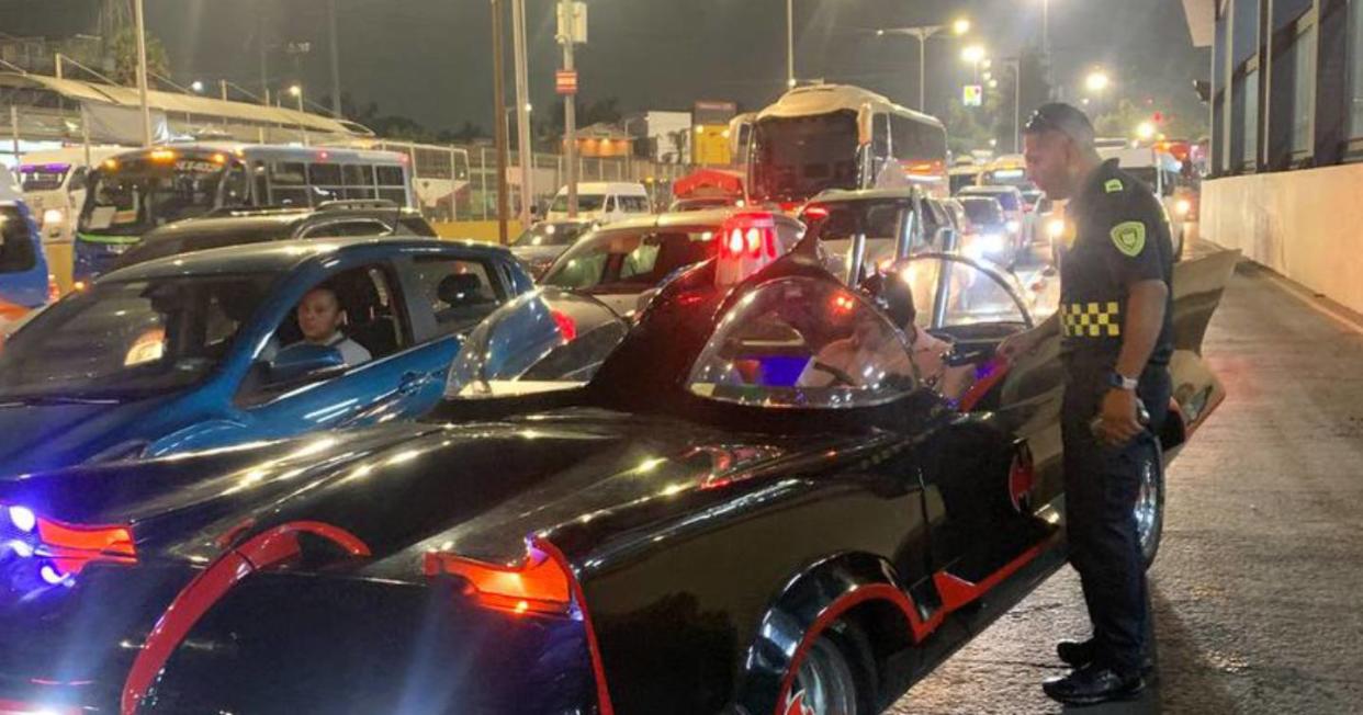 “Ni el Caballero de la Noche se salvó”: multan a conductor de un Batimóvil en CDMX. Foto: X vía @MetrobusCDMX