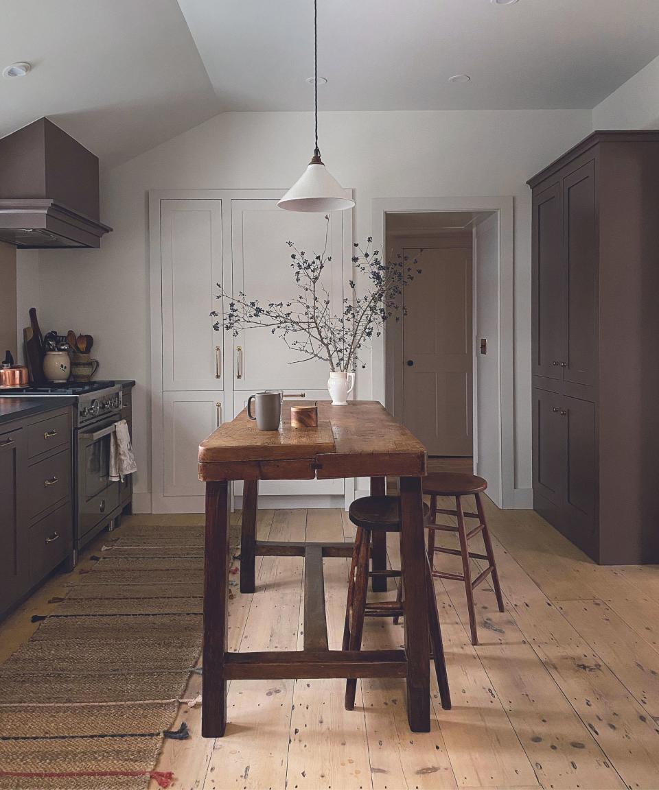 Kitchen island in center of freestanding kitchen