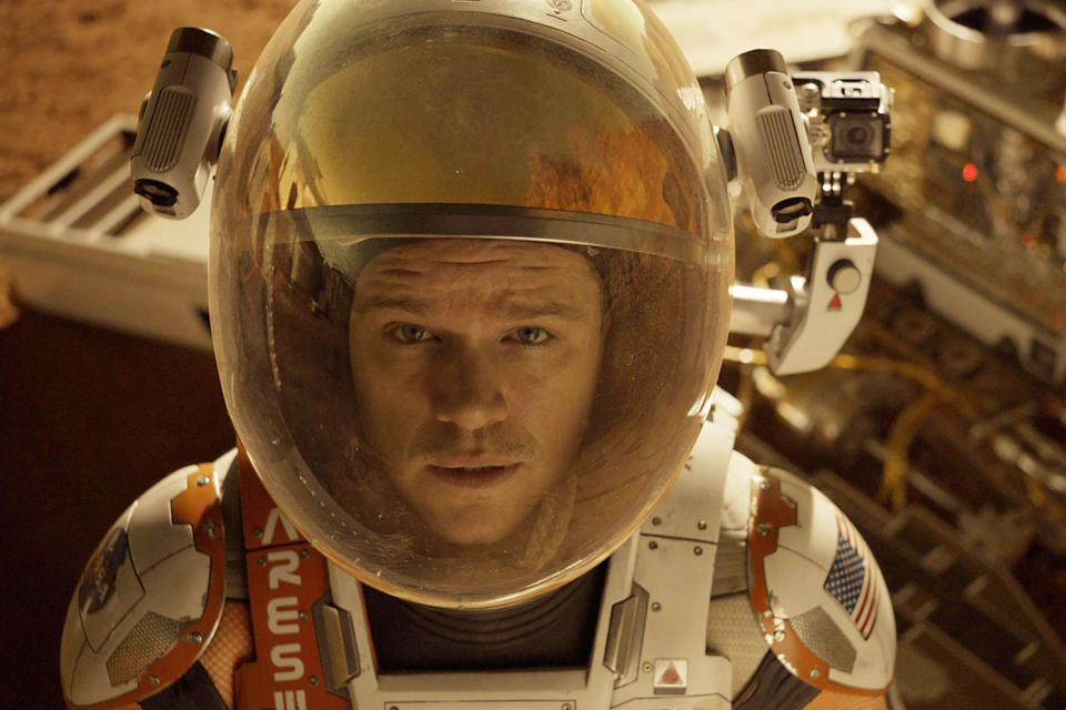 <p>Spätestens beim Weltraumabenteuer “Der Marsianer – Rettet Mark Watney” wurde Kinogängern klar: Matt Damon muss ganz schön oft aus Notlagen befreit werden. Nicht nur das: Die Rettungsaktionen für Damons Filmfiguren gehen wahnsinnig ins Geld und sind zudem nicht selten im Filmtitel vermerkt. Ein Reddit-Nutzer überschlug mal die Rettungskosten, von “Der Soldat James Ryan” über “Green Zone” und “Interstellar” bis eben “Der Marsianer”. Sein Fazit: Matt Damon zu retten, hat bislang umgerechnet rund 793 Millionen Euro gekostet. (Bild: ddp Images/Intertopics/LMK Media Ltd.) </p>