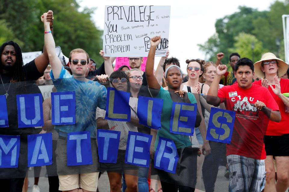 Police fatally shoot Philando Castile in Falcon Heights, Minn.