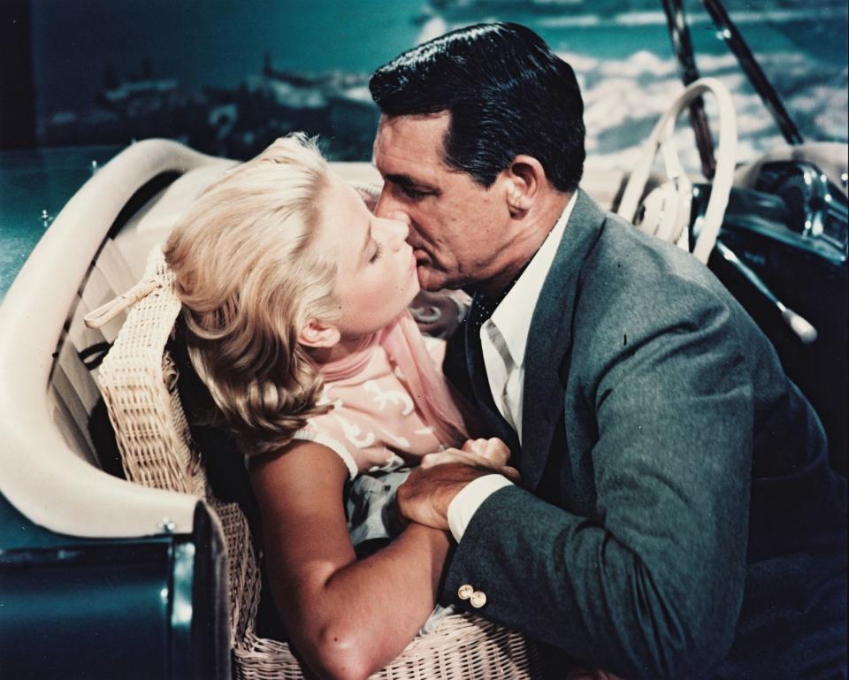 In "Über den Dächern von Nizza" kommen sich eine Millionärstochter (Grace Kelly) und ein ehemaliger Meisterdieb (Cary Grant) näher. (Bild: Silver Screen Collection/Getty Images)