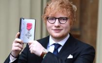 Grammys und MTV Awards sammeln? Kann ja jeder. Doch wer dieses Abzeichen erhält, der hat es wirklich geschafft: 2017 wurde Ed Sheeran durch Prinz Charles zu einem Mitglied der "Order of the British Empire" ernannt - mit gerade einmal 26 Jahren! (Bild: 2017 Getty Images)