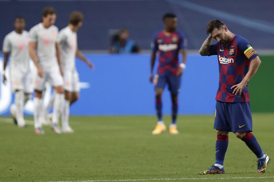 El delantero argentino Lionel Messi del Barcelona luce cabizbajo durante el partido contra el Bayern Múnich por los cuartos de final de la Liga de Campeones. El Barcelona perdió 8-2. (AP Foto/Manu Fernández/Pool)